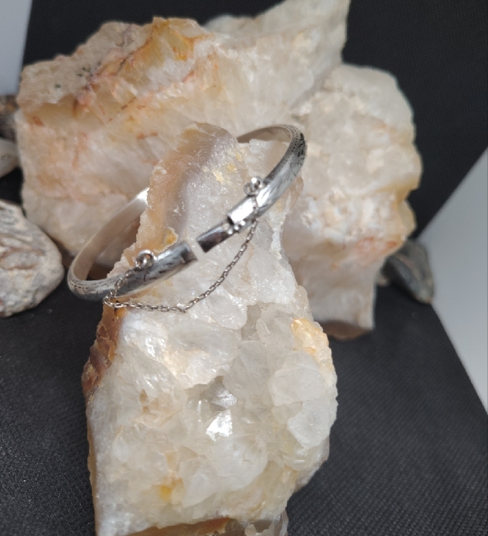 Vintage Sterling Silver Engraved Bangle Bracelet With Safety Chain - Picture 3 of 5